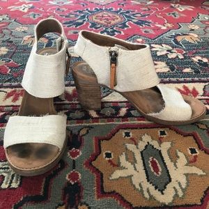 Will ship today if purchased before 2!! Toms Heels